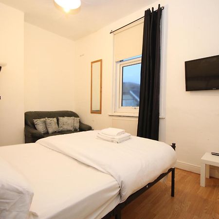 Barton Seaview, Self Catering Studio Apartments, Promenade & Central Beach Location, Families, Couples Or 23 Years Plus Only, Free Parking 黑潭 外观 照片