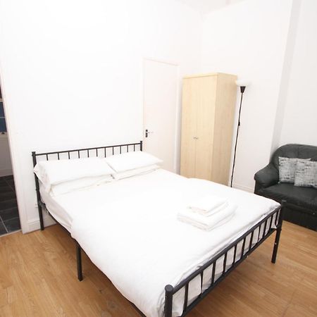 Barton Seaview, Self Catering Studio Apartments, Promenade & Central Beach Location, Families, Couples Or 23 Years Plus Only, Free Parking 黑潭 外观 照片