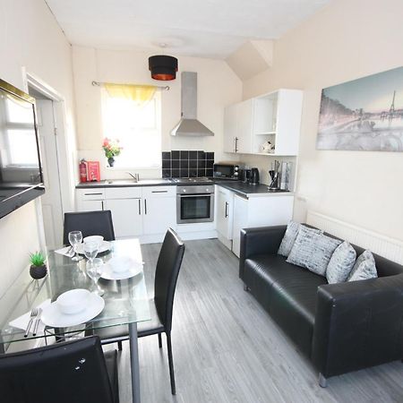 Barton Seaview, Self Catering Studio Apartments, Promenade & Central Beach Location, Families, Couples Or 23 Years Plus Only, Free Parking 黑潭 外观 照片