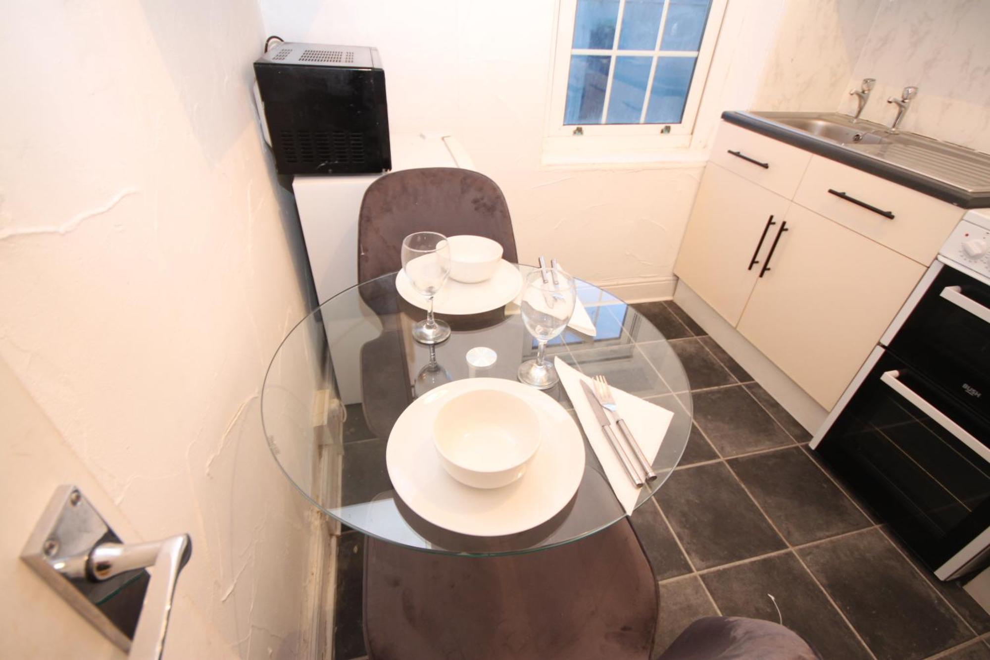 Barton Seaview, Self Catering Studio Apartments, Promenade & Central Beach Location, Families, Couples Or 23 Years Plus Only, Free Parking 黑潭 客房 照片