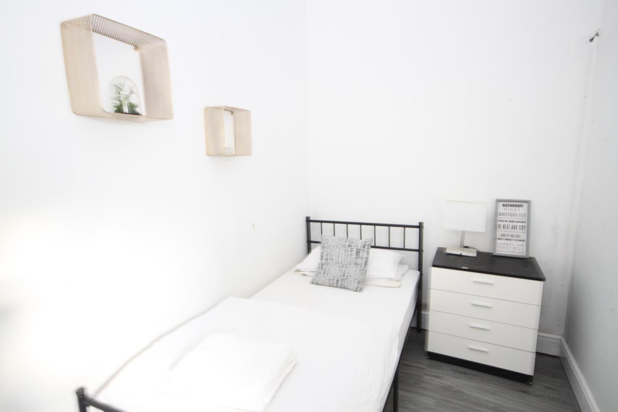 Barton Seaview, Self Catering Studio Apartments, Promenade & Central Beach Location, Families, Couples Or 23 Years Plus Only, Free Parking 黑潭 外观 照片