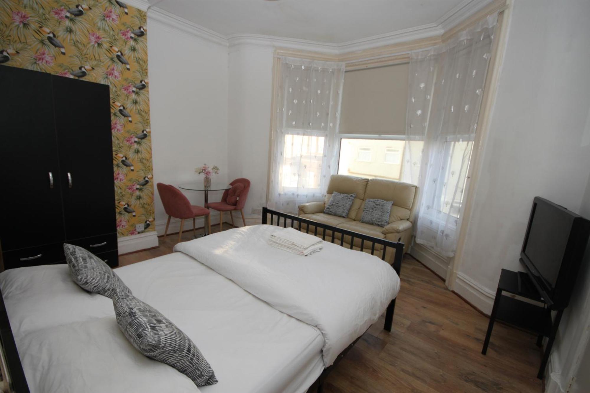 Barton Seaview, Self Catering Studio Apartments, Promenade & Central Beach Location, Families, Couples Or 23 Years Plus Only, Free Parking 黑潭 外观 照片
