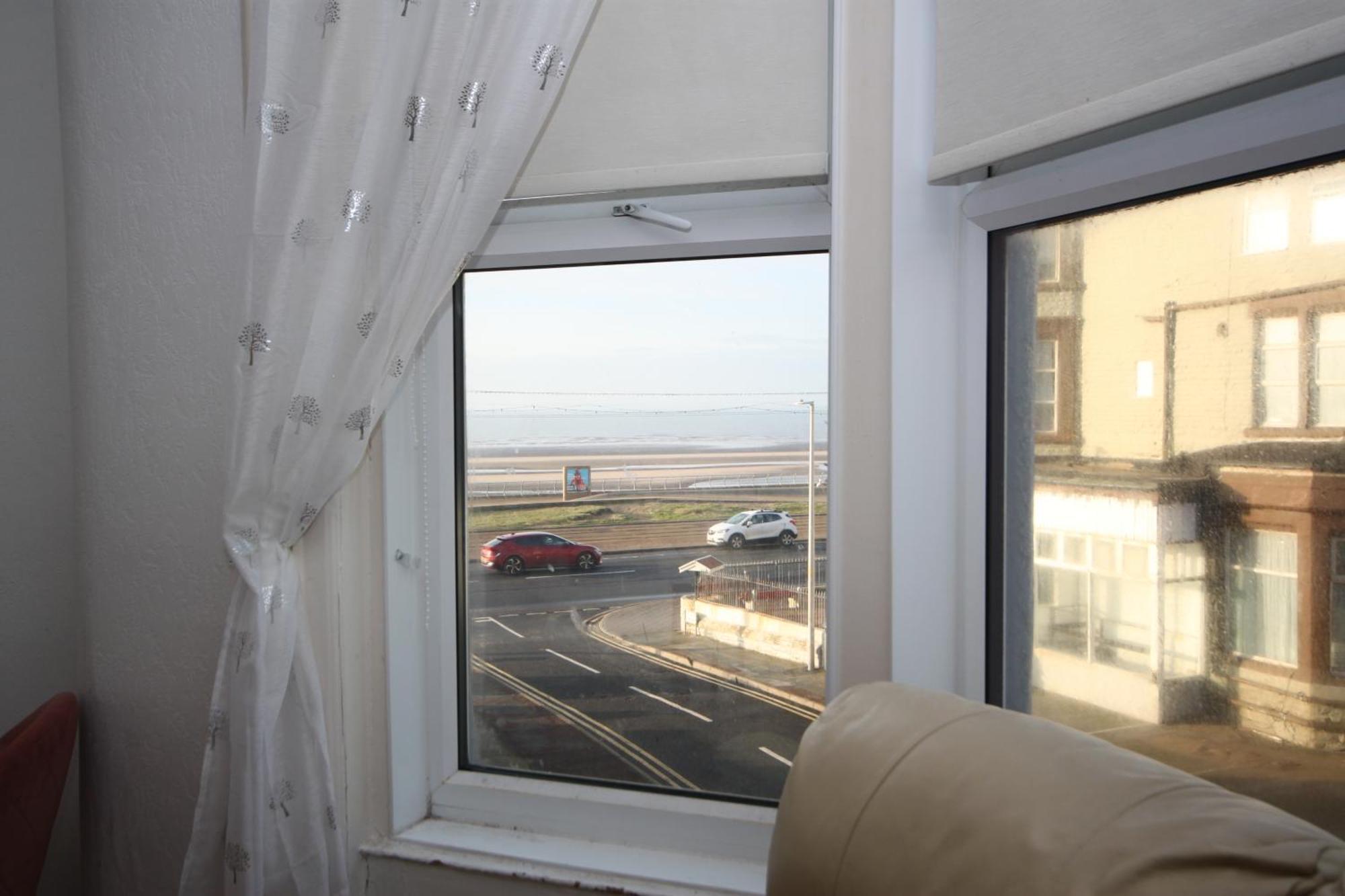 Barton Seaview, Self Catering Studio Apartments, Promenade & Central Beach Location, Families, Couples Or 23 Years Plus Only, Free Parking 黑潭 外观 照片