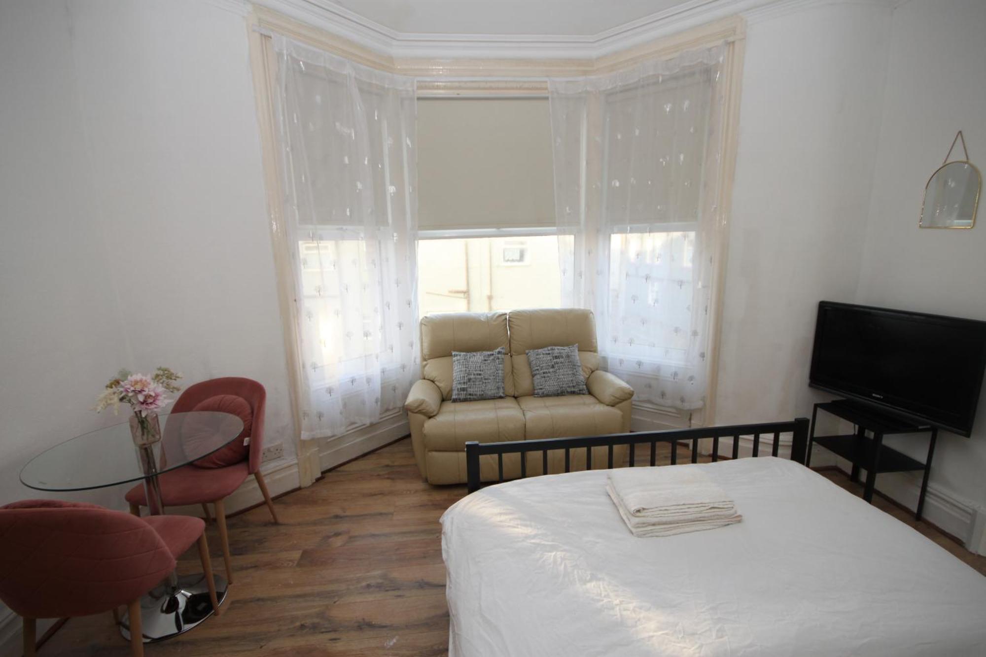 Barton Seaview, Self Catering Studio Apartments, Promenade & Central Beach Location, Families, Couples Or 23 Years Plus Only, Free Parking 黑潭 外观 照片