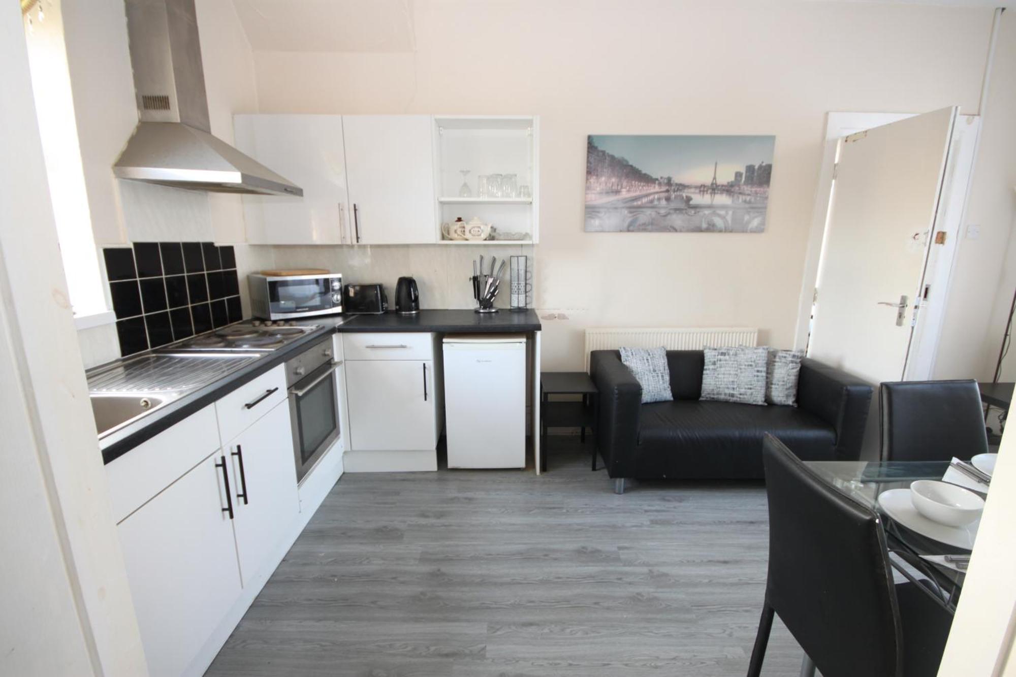 Barton Seaview, Self Catering Studio Apartments, Promenade & Central Beach Location, Families, Couples Or 23 Years Plus Only, Free Parking 黑潭 外观 照片