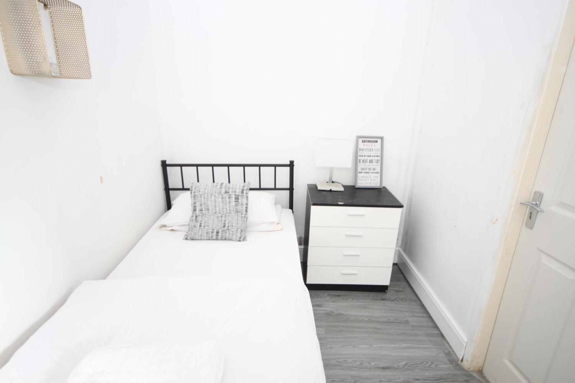 Barton Seaview, Self Catering Studio Apartments, Promenade & Central Beach Location, Families, Couples Or 23 Years Plus Only, Free Parking 黑潭 客房 照片