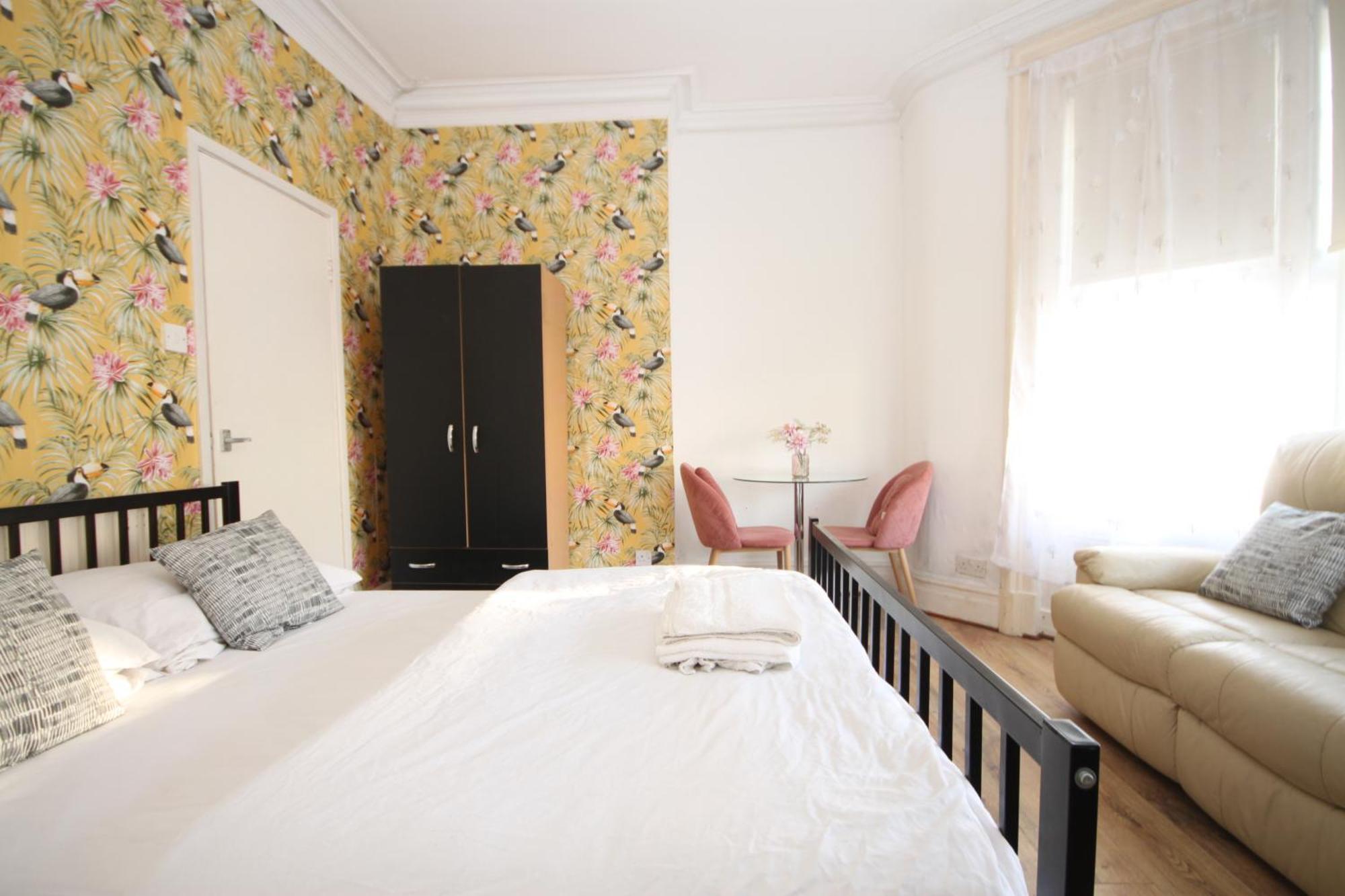 Barton Seaview, Self Catering Studio Apartments, Promenade & Central Beach Location, Families, Couples Or 23 Years Plus Only, Free Parking 黑潭 外观 照片