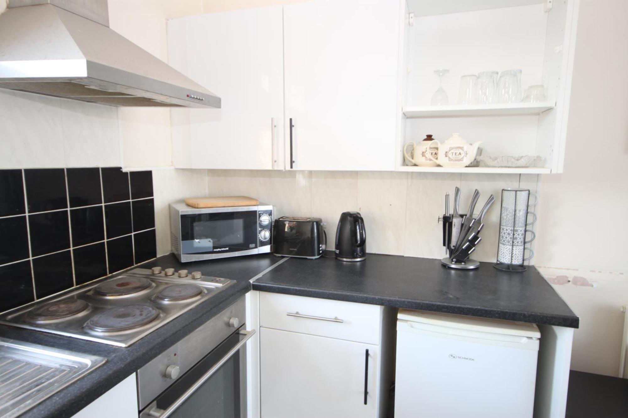 Barton Seaview, Self Catering Studio Apartments, Promenade & Central Beach Location, Families, Couples Or 23 Years Plus Only, Free Parking 黑潭 外观 照片