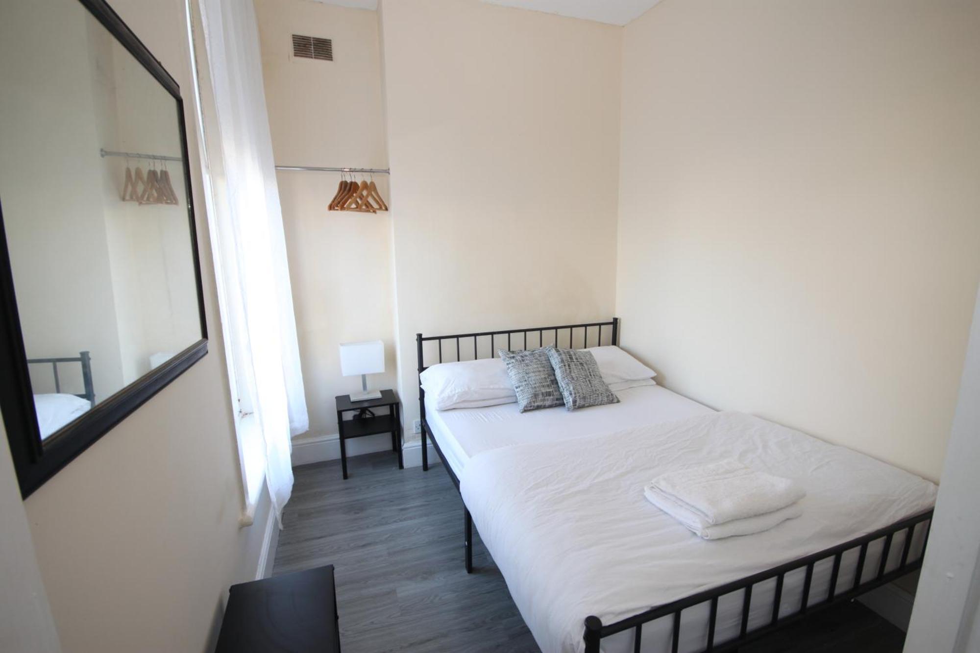 Barton Seaview, Self Catering Studio Apartments, Promenade & Central Beach Location, Families, Couples Or 23 Years Plus Only, Free Parking 黑潭 外观 照片