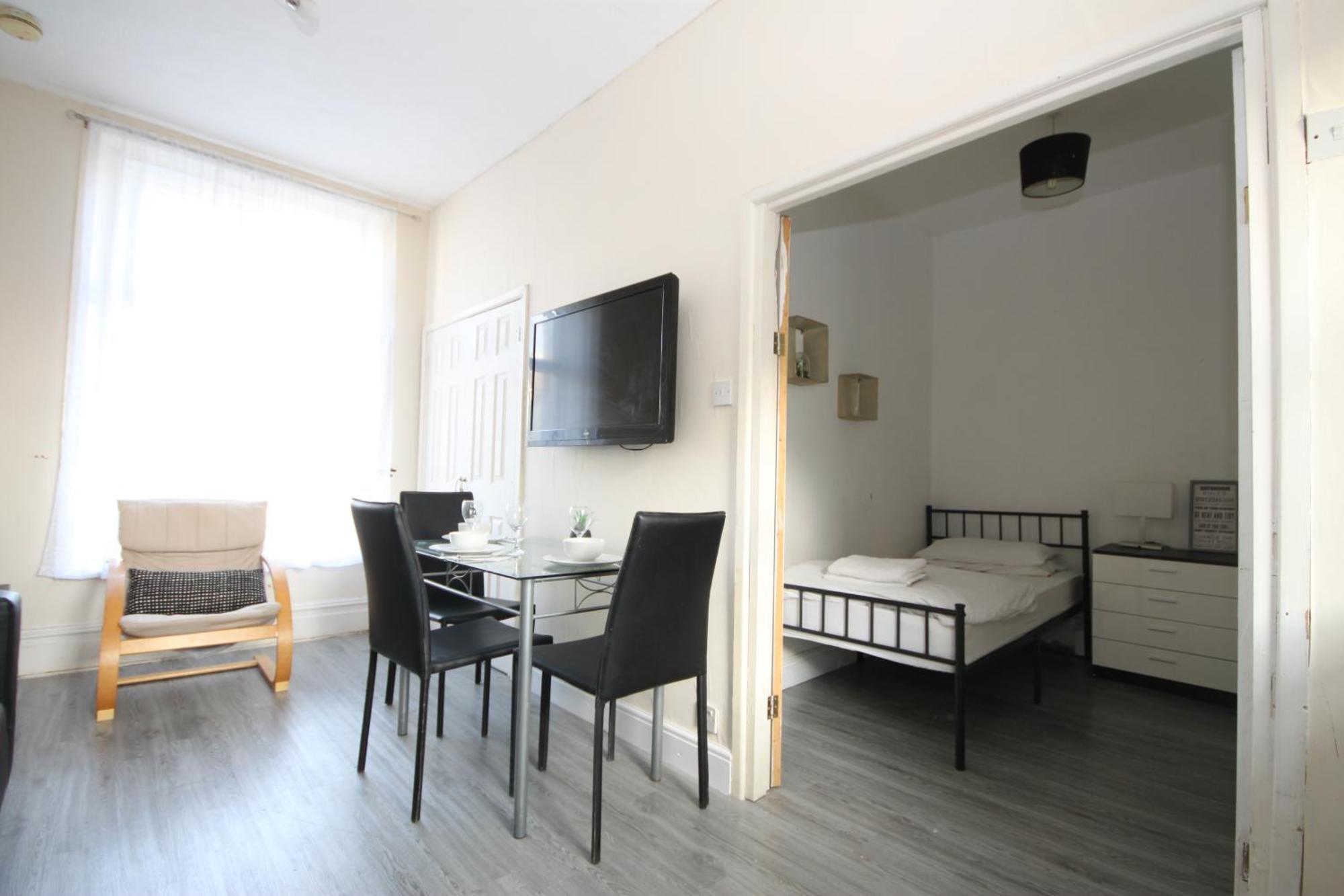 Barton Seaview, Self Catering Studio Apartments, Promenade & Central Beach Location, Families, Couples Or 23 Years Plus Only, Free Parking 黑潭 外观 照片