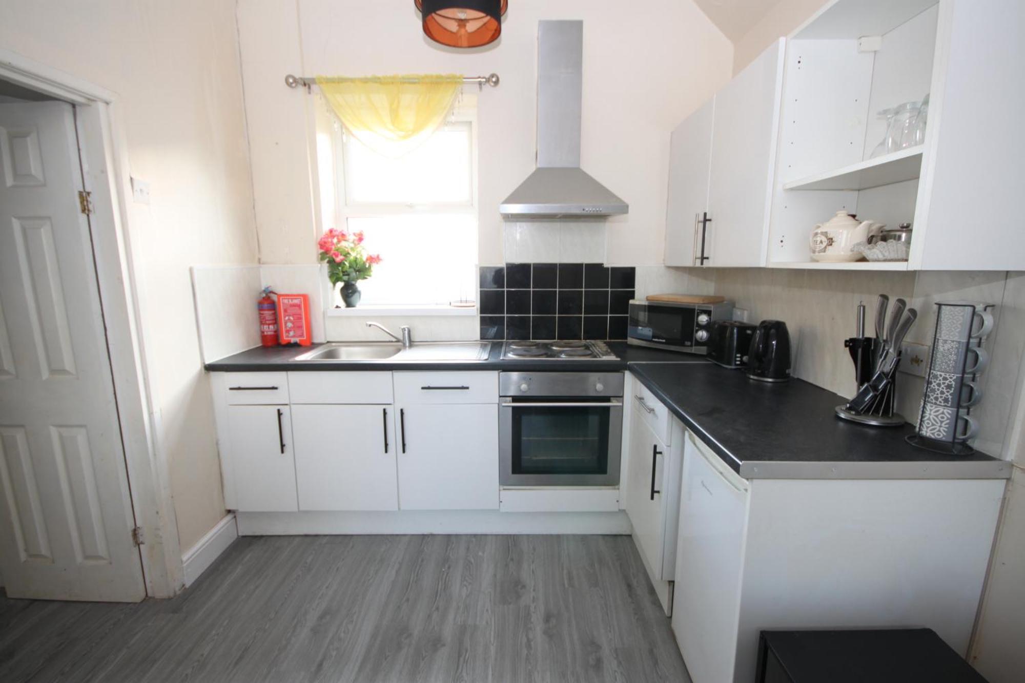 Barton Seaview, Self Catering Studio Apartments, Promenade & Central Beach Location, Families, Couples Or 23 Years Plus Only, Free Parking 黑潭 外观 照片